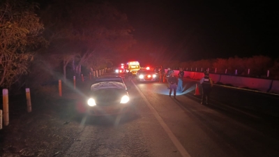 Asesinados hallan a 3 hombres en el interior de un veh&iacute;culo en la autopista Benito Ju&aacute;rez, en Navolato