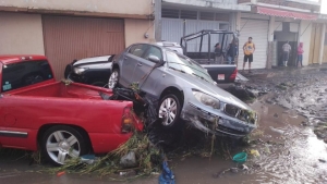 Tromba deja una persona muerta, daños en viviendas y vehículos en Michoacán