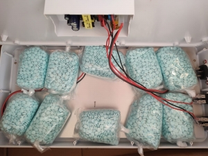 Guardia Nacional localiza m&aacute;s de 20 mil pastillas de fentanilo en 20 bolsas de pl&aacute;stico en una empresa privada de mensajer&iacute;a y paqueter&iacute;a de Culiac&aacute;n