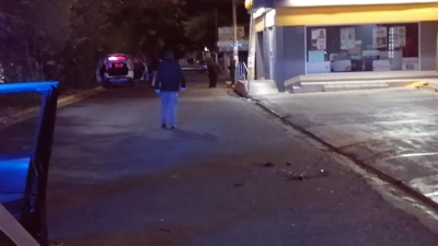 Bajan a hombre de su camioneta y lo matan a rocazos