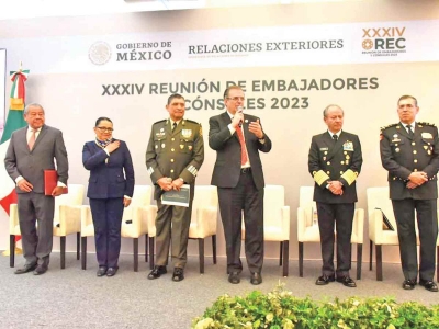 Ebrard pide freno al flujo de armamento en México