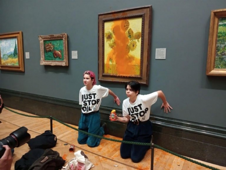 El indignante momento en que activistas tiran salsa de tomate a "Los Girasoles" de Van Gogh, en el National Gallery en Londres