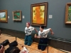 El indignante momento en que activistas tiran salsa de tomate a "Los Girasoles" de Van Gogh, en el National Gallery en Londres