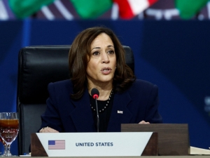 Decenas de migrantes quedan varados frente a casa de Kamala Harris, en Washington