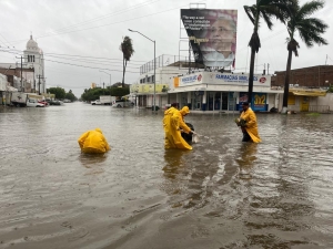 Ahome ya arrebasa los 200 mil&iacute;metros de agua por lluvias de "Norma": El Centro de Los Mochis se inunda; la tormenta tropical impactar&aacute; en Topolobampo hoy domingo a partir de las 4:30 de la tarde