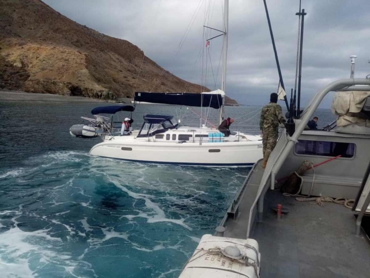 Rescatan a pareja de náufragos en Ensenada