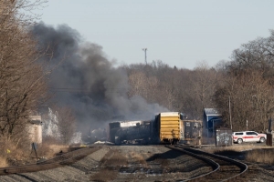 Descarrilamiento de 50 vagones de un tren en Ohio causa un incendio y evacuaciones
