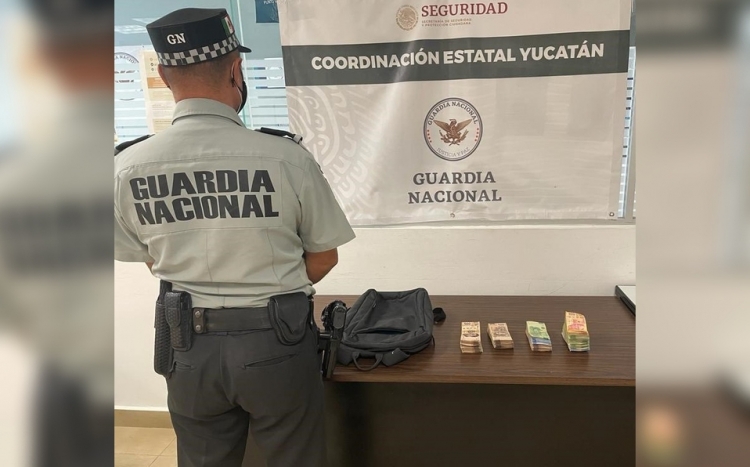 Detienen a hombre con 400 mil pesos en efectivo en el aeropuerto de Mérida