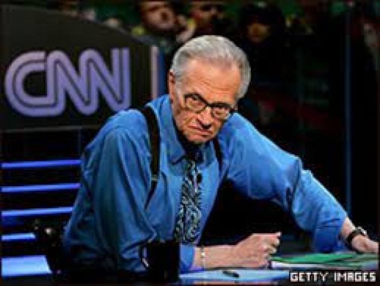Hospitalizan a Larry King de coronavirus