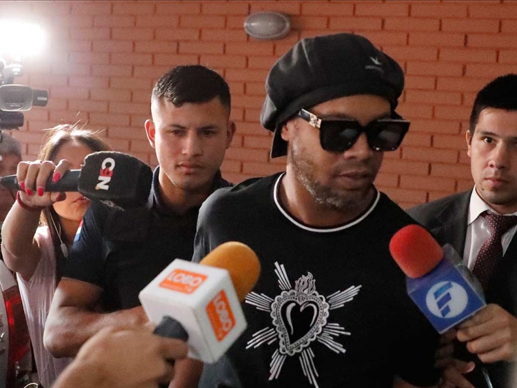 Ronaldinho es detenido en Paraguay por pasaporte falso