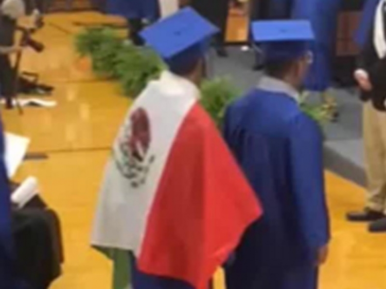 Niegan diploma a alumno en EU por portar bandera de M&eacute;xico