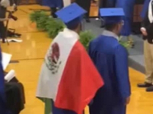 Niegan diploma a alumno en EU por portar bandera de México