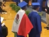 Niegan diploma a alumno en EU por portar bandera de M&eacute;xico