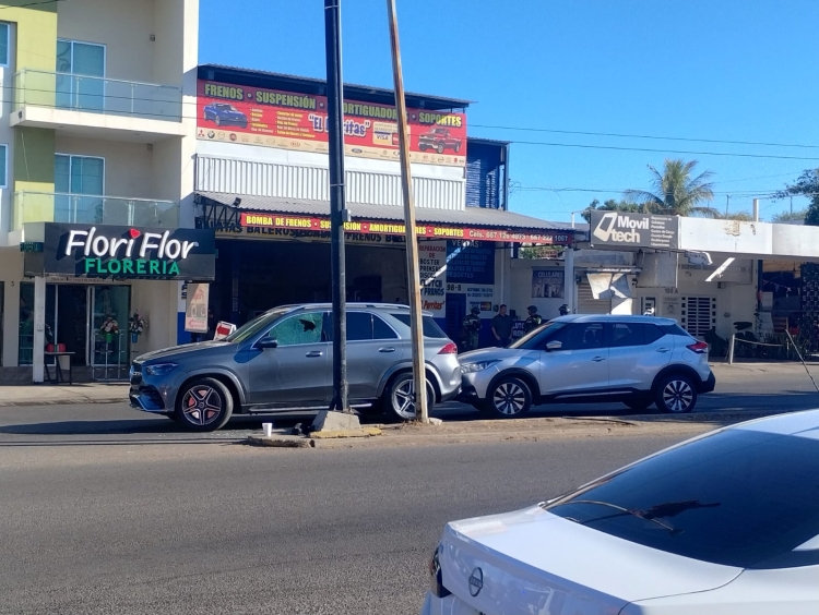 Criminales intentan robarle camioneta de lujo y conductor les dispara, en la Colonia Gabriel Leyva, Culiacán; hay un herido de gravedad