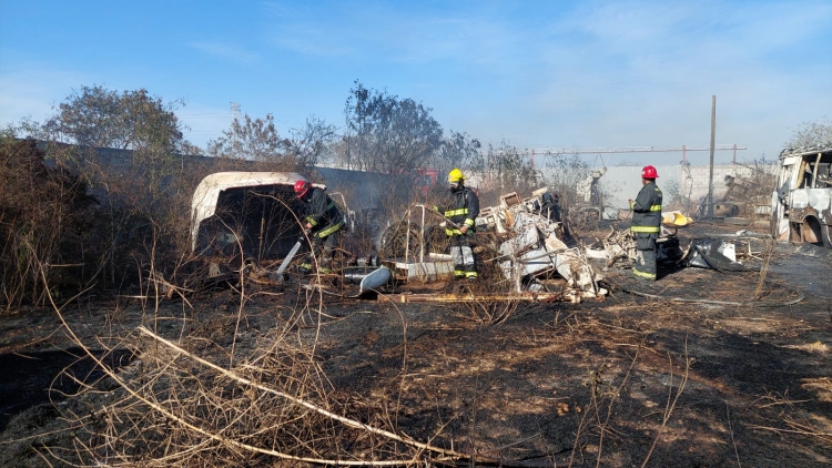 Se incendia yonke y yarda en el libramiento Benito Ju&aacute;rez, sin personas lesionadas