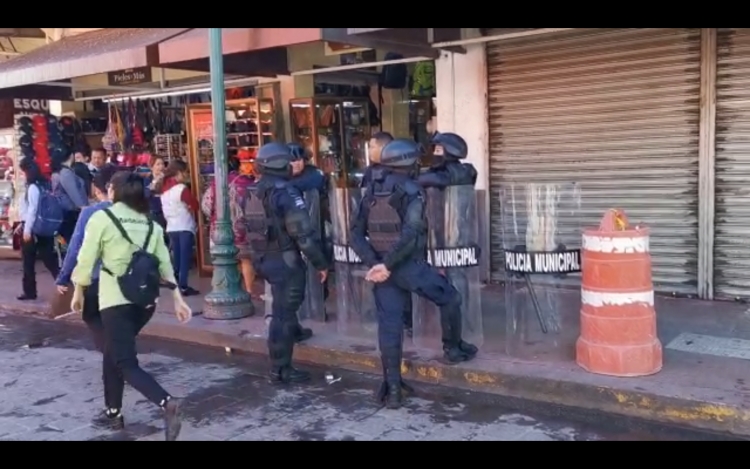 Desalojan a vendedores ambulantes en el mercado Municipal José María Pino Suárez