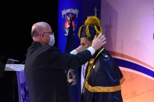 Otorga la UAS el Doctorado Honoris Causa al escritor &Eacute;lmer Mendoza
