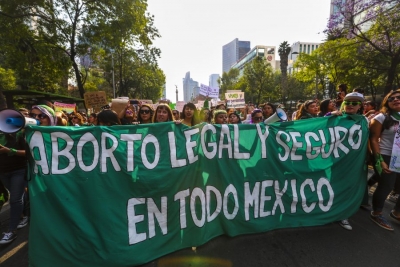 AMLO propone consulta popular sobre aborto y evita posicionarse
