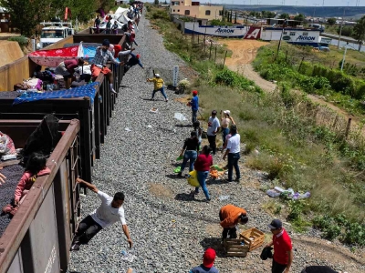 Ferromex retoma operaci&oacute;n de trenes de carga tras suspensi&oacute;n por presencia de migrantes