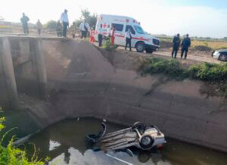 Muere pareja en canalazo a un lado de la autopista Benito Juárez, en Guamúchil