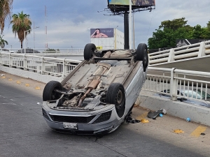 Volcadura de auto deja como saldo a una persona herida, sobre el Puente del Blvd. José Limón, en Culiacán