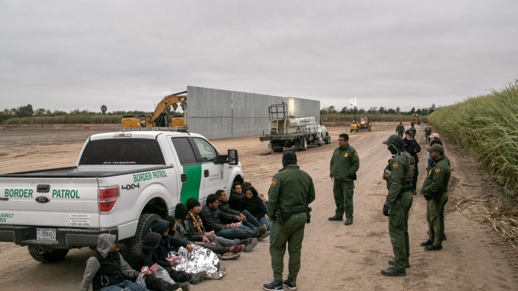 Texas endurece medidas contra migrantes y anuncia construcción de muro en frontera con México
