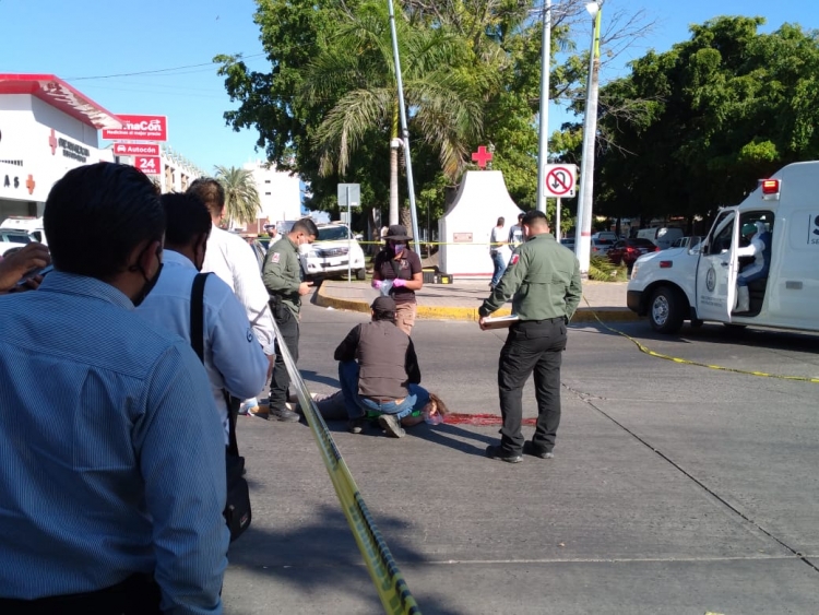 Muere mujer atropellada por camión urbano frente a Cruz Roja, en Culiacán
