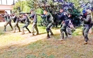 Adiestran a extranjeros en &#039;narcocampamento&#039; en Uruapan, Michoacán