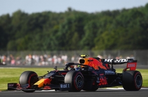 El piloto mexicano Sergio &acute;Checo&acute; P&eacute;rez renov&oacute; con la escuder&iacute;a Red Bull Racing