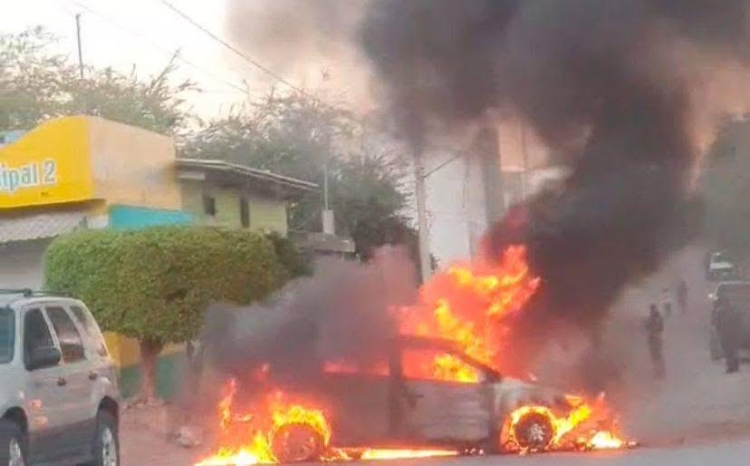 Queda auto reducido a cenizas tras incendio intencional en la colonia Adolfo López Mateos