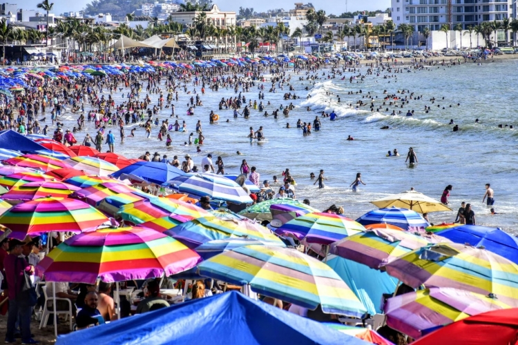Más de 70 mil personas invadieron las playas de Mazatlán