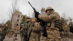 A los residentes de Kiev se les dice que hagan bombas molotov mientras esperan el asalto ruso