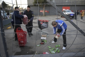 Se desata violencia en comercios de Buenos Aires; decenas de personas saquean tiendas