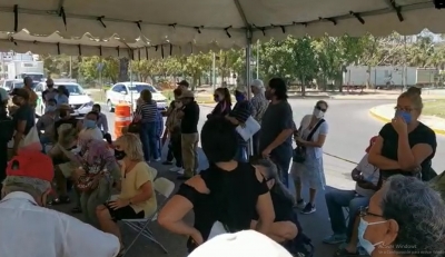 Ciudadanos est&aacute;n contentos de recib&iacute;r la vacuna contra el Covid-19 de AstraZeneca en Mazatl&aacute;n