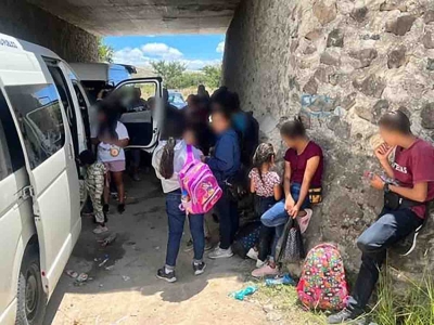Interceptan en Oaxaca 8 camionetas con 125 migrantes; hab&iacute;a 5 ni&ntilde;os no acompa&ntilde;ados