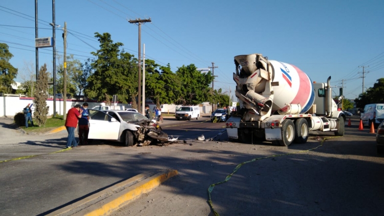 Automovilista pierde la vida en choque contra una revolvedora, en Culiacán