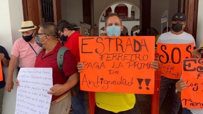Polic&iacute;as jubilados se plantaron en el Ayuntamiento para exigir la prima de antig&uuml;edad