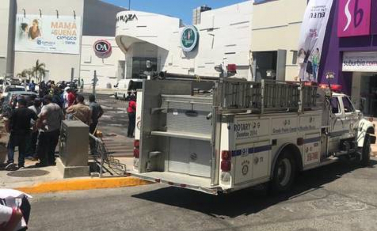 Incendio en bodega de tienda departamental puso en peligro La Gran Plaza, en Mazatlán
