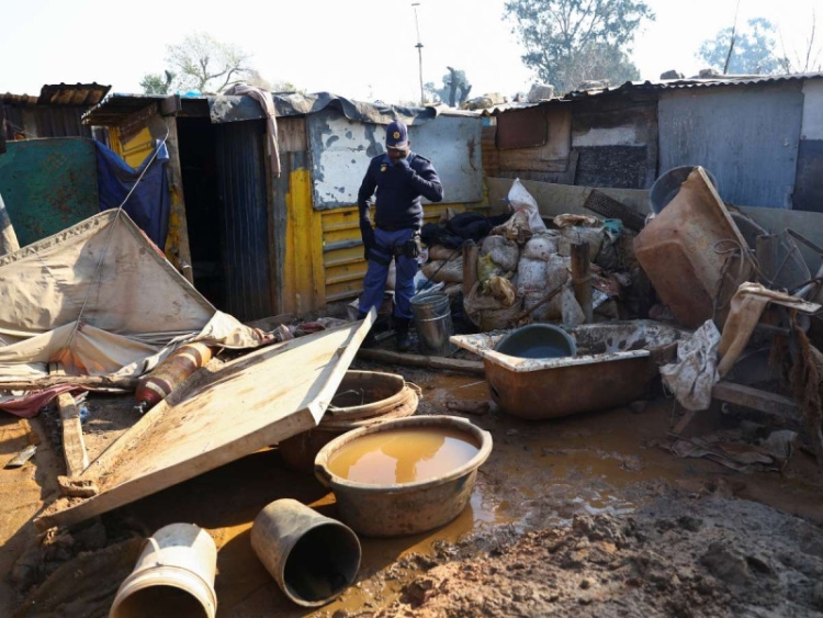 Fuga de gas provoca explosión en suburbio de Sudáfrica y mueren 17 personas; tres son niños