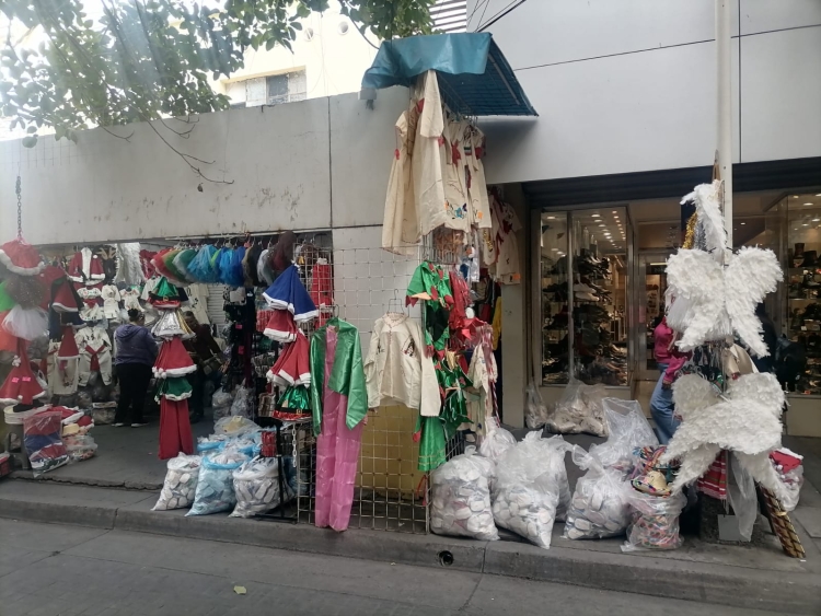 Con Fe comerciantes esperan ventas por Día de la Virgen, Pastorelas y Santa Claus