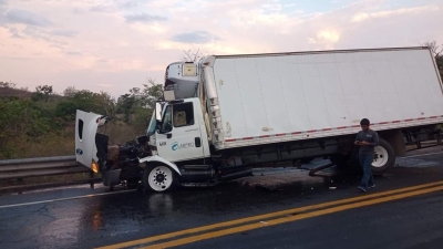 Chocan tr&aacute;ileres en autopista Tepic-Mazatl&aacute;n, ocasiona caos vial