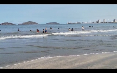 Ba&ntilde;istas est&aacute;n contentos de que abran las playas