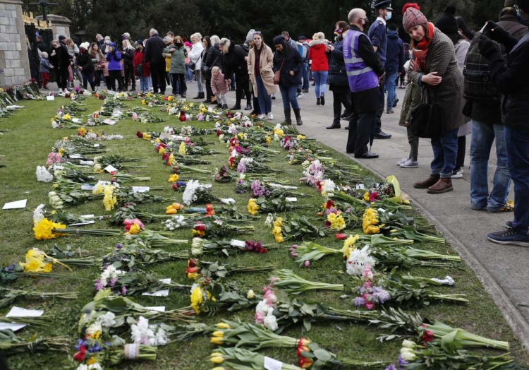 Salvas y flores en honor al duque de Edimburgo