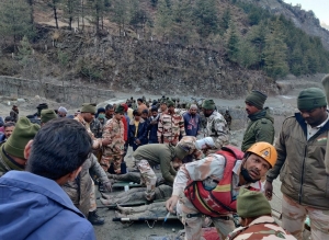Confirman 18 muertos y 200 desaparecidos en India por rotura de glaciar