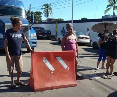 Vecinos de la Ciudad Perdida bloquean la avenida Emilio Barrag&aacute;n