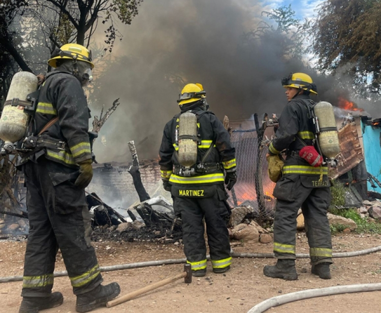 El fuego arrasa con cuatro humildes hogares, en Culiacán