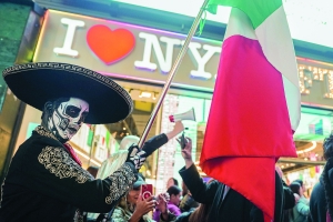 &iexcl;Catrinas se apoderan de calles y Metro de Nueva York! Causan sensaci&oacute;n