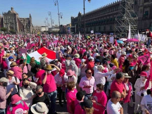 Placha del Z&oacute;calo de la CDMX luce abarrotada durante concentraci&oacute;n en defensa del INE