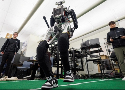 Robot ARTEMIS est&aacute; listo para el futbol; con&oacute;celo