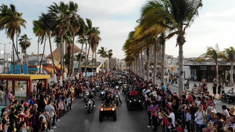 Asisten miles de motociclistas al desfile de la Semana de la Moto 2020